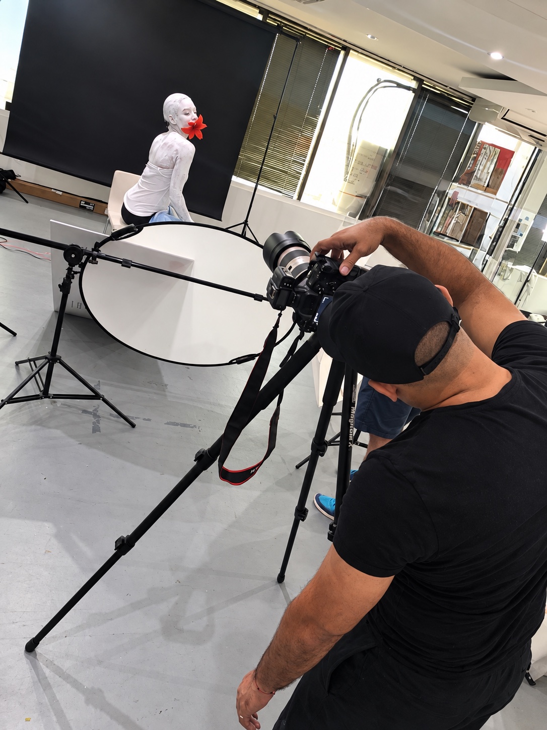 Rafael Montalvo photographing the model for Fiore Nera